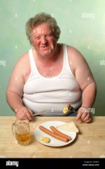 fetter-mann-im-unterhemd-essen-zwei-wurstchen-mit-senf-cryehy (1).jpg fetter-mann-im-unterhemd-essen-zwei-wurstchen-mit-senf-cryehy (1).jpg