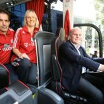 14247044-uli-hoeness-beim-probesitzen-mit-den-beiden-busfahrern-michael-lauerbach-und-sandra-k...jpg