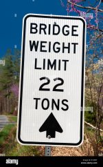 bridge-weight-limit-22-tons-traffic-sign-E13R9Y.jpg