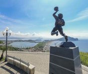 In Monte di Procida in Neapel wird Diego Maradonas „Hand Gottes“ mit einer Statue verehrt.jpg