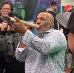 Auf einer Cannabismesse.jpg Auf einer Cannabismesse.jpg